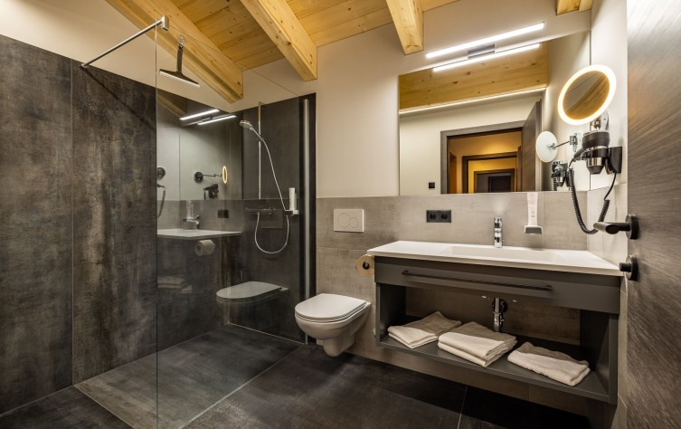 Appartement mit modernem Badezimmer, ausgestattet mit Dusche und WC