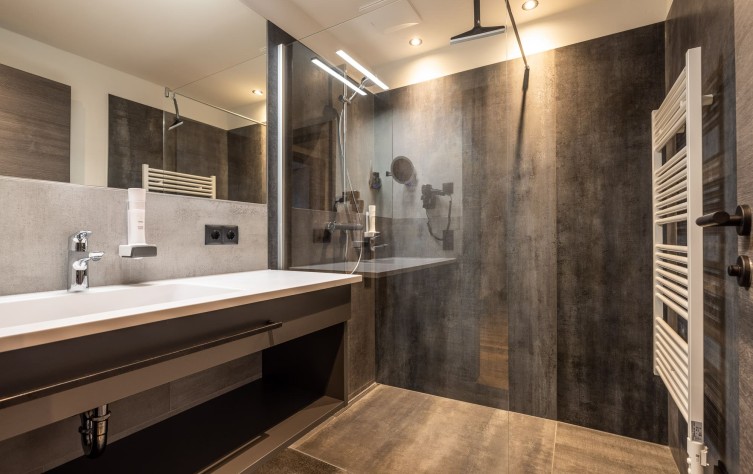 Badezimmer mit Dusche und WC