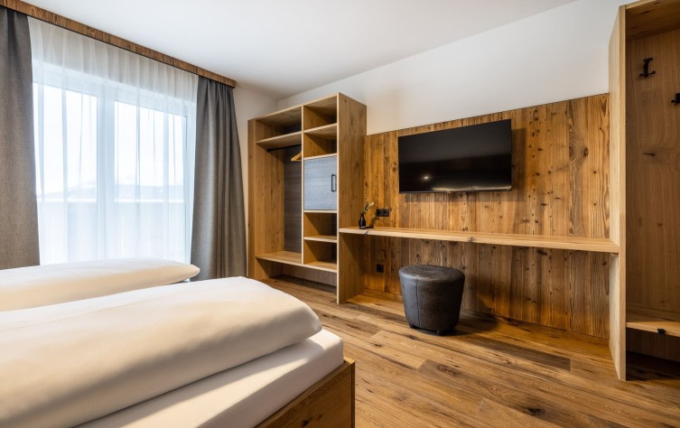 Familienzimmer mit Schreibtisch und TV in Schladming